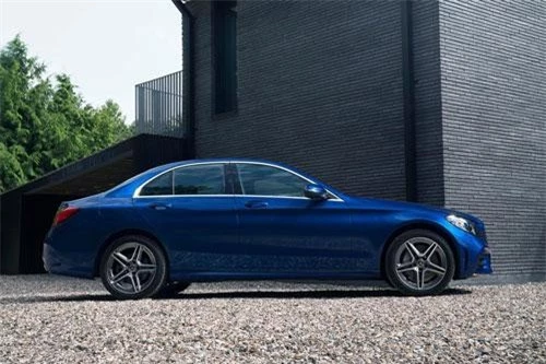 4. Mercedes-Benz C-Class 2019 (giá khởi điểm: 41.400 USD).