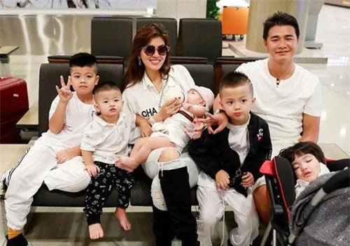 Hiện Oanh Yến được mệnh danh là "Hoa hậu sinh nhiều con nhất showbiz" với 5 nhóc tỳ.