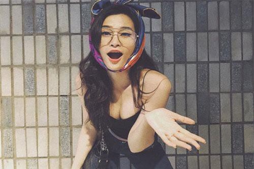 Chuẩn bị lấy chồng có khác, Đông Nhi giờ đã tự tin khoe vòng 1 căng đầy, lấp ló sau lớp áo quây thế này đây