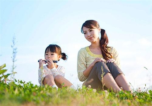 Không dám yêu thương con gái riêng chỉ vì sợ... chồng phật ý