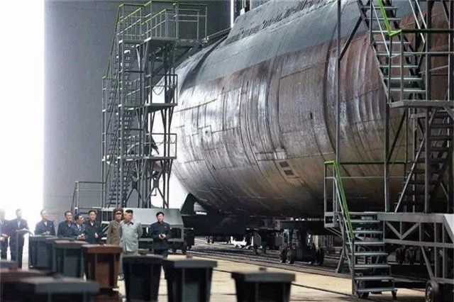 Ẩn ý của Triều Tiên khi “khoe” ảnh ông Kim Jong-un thị sát tàu ngầm - 2
