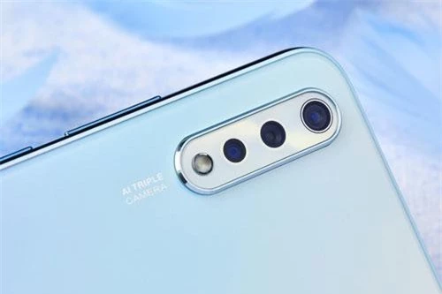 Vivo Y7s được trang bị 3 camera sau. Trong đó, cảm biến chính 16 MP, khẩu độ f/1.8, ống kính góc rộng 8 MP, f/2.2 và cảm biến còn lại 2 MP, f/2.4 giúp tăng độ sâu trường ảnh. Bộ ba này được trang bị đèn flash LED, quay video Full HD. 