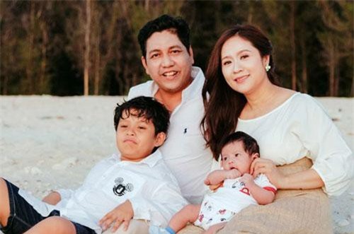 Những mỹ nhân Vbiz vừa khéo chiều chồng lại khéo chăm con