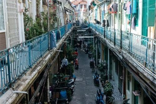 Con hẻm 100 tuổi ở Sài Gòn quyến rũ đặc biệt trên báo Tây