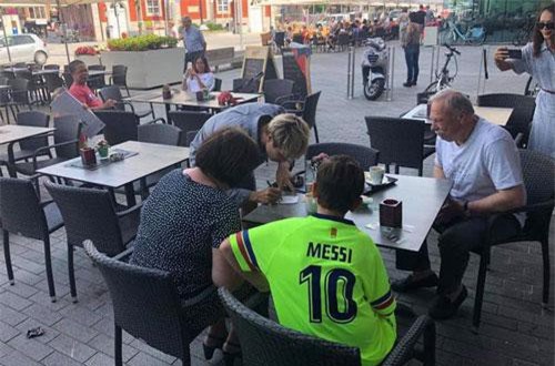 Đi dạo phố, Công Phượng được CĐV Sint-Truidense săn đón