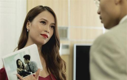 Chồng đang hí hửng đưa bồ đi khám thai, vợ tươi cười xuất hiện đưa ra tờ giấy bí ẩn mà chồng tái mặt lập tức cun cút theo vợ bỏ mặc bồ