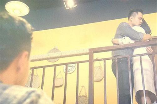 "Về nhà đi con" lộ diễn biến cực sốc, chú Quốc cay đắng nhìn Khải ôm Huệ giữa quán trà?