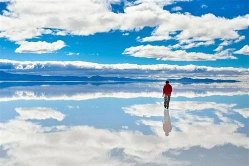 Trải dài khoảng 10.500 km2 trên độ cao 3.656 m ở cao nguyên Andean (Bolivia), Salar de Uyuni là cánh đồng muối lớn nhất thế giới. Nơi đây là điểm du lịch nổi tiếng nhất của Bolivia. Mỗi năm, điểm đến thu hút hàng trăm nghìn du khách khám phá cảnh quan đơn sắc có một không hai. Ảnh: Shutterstock