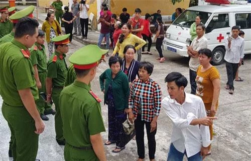 Sau phiên tòa, một số bị hại đã có hành vi la hét, gây rối.