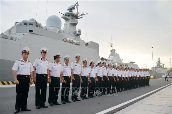 Sỹ quan và thủy thủ tàu Hộ vệ tên lửa 016 dự lễ chào cờ rời cảng bắt đầu chuyến thăm Liên bang Nga. Ảnh: Hồng Pha/TTXVN phát