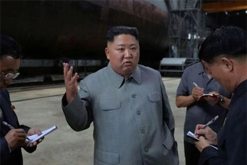 Nhà lãnh đạo Kim Jong-un thị sát tàu ngầm mới của Triều Tiên (Ảnh: Reuters)
