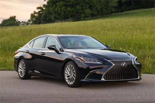 10. Lexus ES 300h 2019 (điểm: 6,6/10).