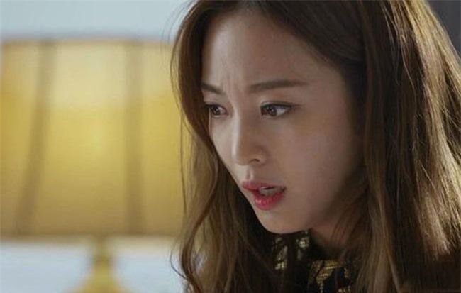 Từ thỏi son lạ nằm trong túi chồng, vợ trẻ phát hiện anh ta ngoại tình nhưng danh tính "người thứ ba" mới làm cô choáng váng