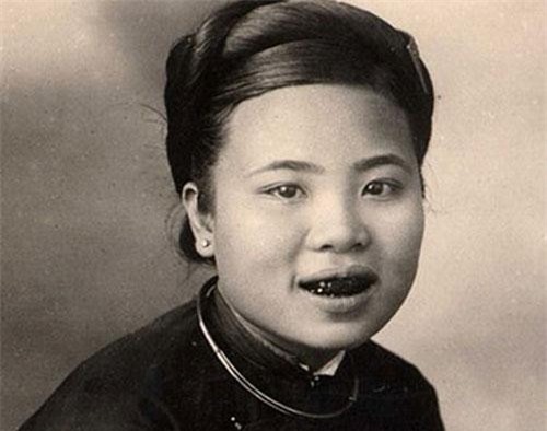 Hình độc về người đẹp răng đen Việt Nam một thế kỷ trước