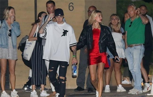 Trước thềm đám cưới, Justin Bieber dẫn vợ siêu mẫu ra ngoài hẹn hò: Hailey Baldwin “đốt mắt” người xem khi lên đồ khoe vòng 3 lấp ló