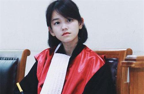 22 tuổi đã ngồi vào ghế thẩm phán lại xinh đẹp vô cùng, nữ sinh được dân mạng hỏi xin info không ngớt