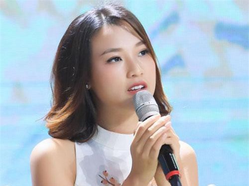 Hoàng Oanh: “Tôi từng cảm thấy sốc trước cạm bẫy của giới giải trí”