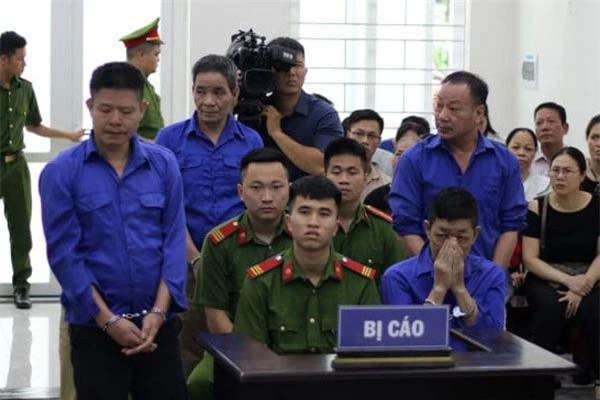 Nguyễn Kim Hưng (Hưng "kính") và đồng phạm tại phiên tòa ngày 11/7. Ảnh: ANTĐ