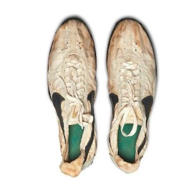 Đôi giày cũ có giá gần 450.000 USD - Ảnh 2.