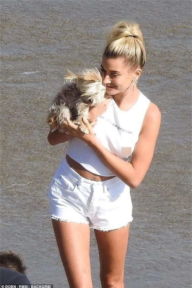 Hailey Baldwin thả rông táo bạo khi chụp hình bên bờ biển, khoe trọn body khoẻ khoắn đã khiến Justin mê mệt - Ảnh 3.