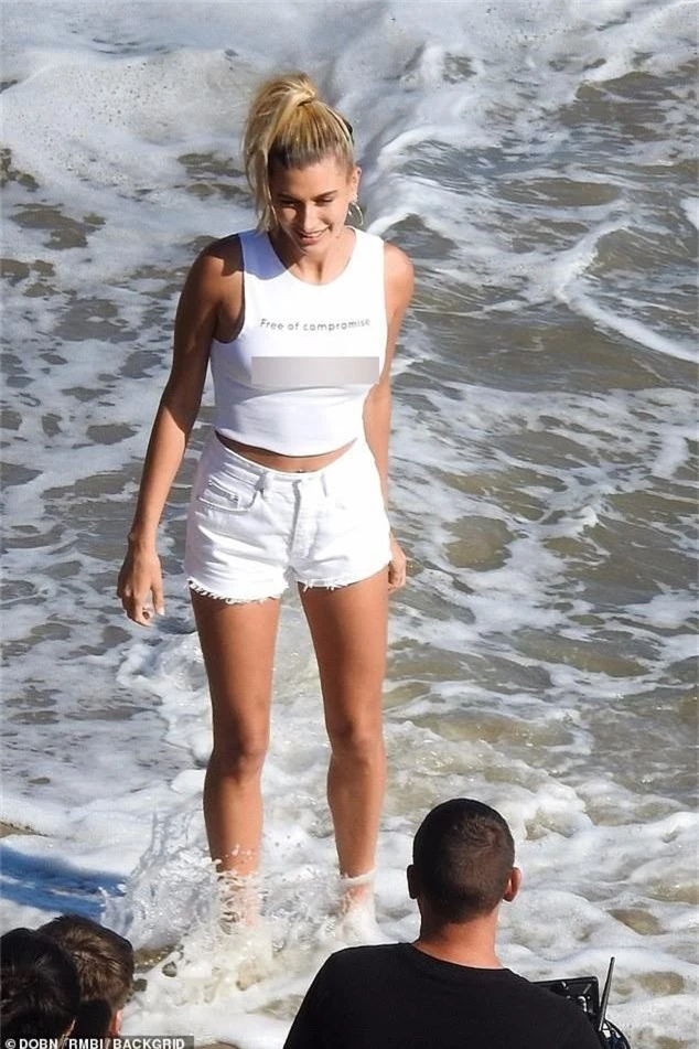 Hailey Baldwin thả rông táo bạo khi chụp hình bên bờ biển, khoe trọn body khoẻ khoắn đã khiến Justin mê mệt - Ảnh 4.