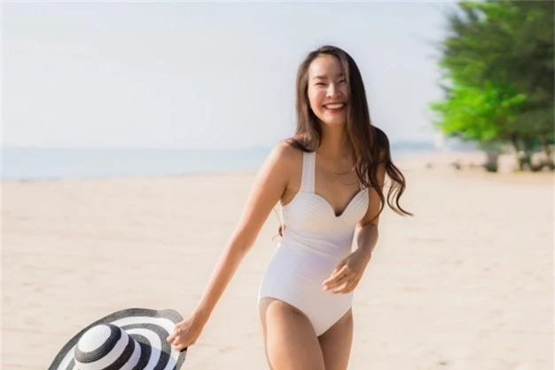 mujer-asiatica-joven-hermosa-retrato-feliz-sonrisa-mar-oceano-playa_74190-8038