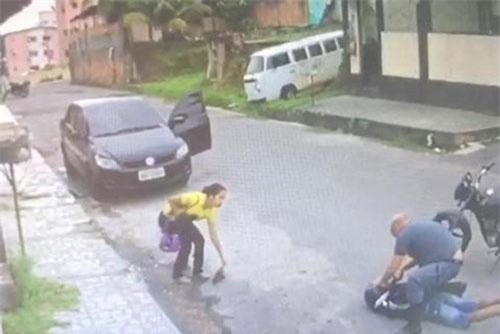 CLIP: Tên cướp manh động bị sĩ quan quân đội 'xử đẹp trong một nốt nhạc'