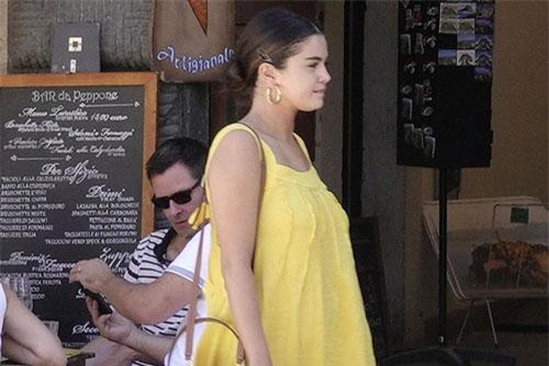 Bắt gặp Selena Gomez trên đường phố nước Ý, mặt thì vẫn xinh đẹp nhưng sao tướng tá lại giống mang bầu thế này?