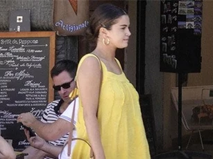 Bắt gặp Selena Gomez trên đường phố nước Ý, mặt thì vẫn xinh đẹp nhưng sao tướng tá lại giống mang bầu thế này?
