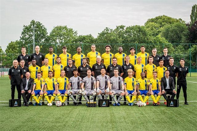 Công Phượng "bảnh trai" khi chụp hình cùng đồng đội ở Sint Truidense