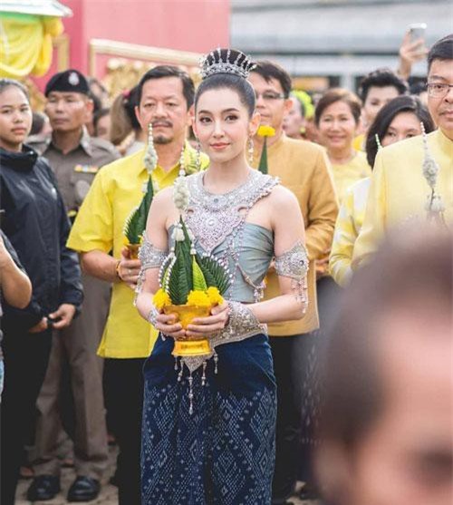 Mỹ nhân gây náo loạn lễ diễu hành ở Thái vì hóa nữ thần cổ xưa đẹp cực phẩm, nhưng ngã ngửa khi kéo đến ảnh cười