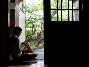 Khi mẹ vợ đến, tôi tưởng bà sẽ thắp nén hương cho con gái nhưng bà lại đặt vấn đề khiến tôi choáng váng và càng thương người vợ quá cố