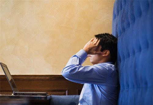 Về nhà sau cuộc nhậu với sếp, tôi bàng hoàng khi nhà cửa tối tăm, vợ con biến mất kèm mảnh giấy dọa dẫm để trên bàn