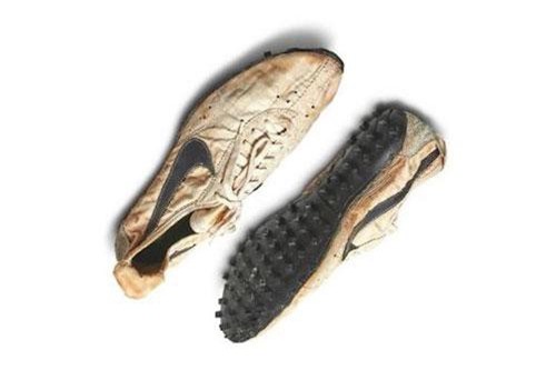 Đôi giày cũ có giá gần 450.000 USD