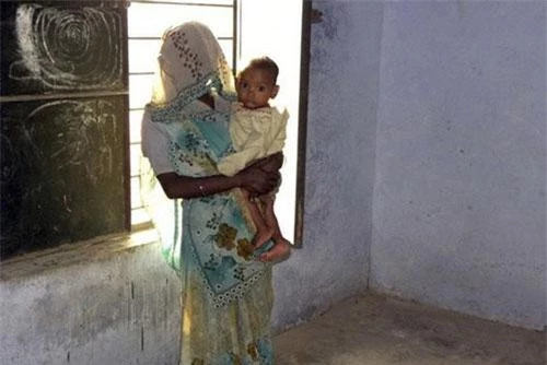 Một bà mẹ trẻ với con nhỏ ở một ngôi làng nghèo miền nông thôn Ấn Độ. (Ảnh: Reuters)