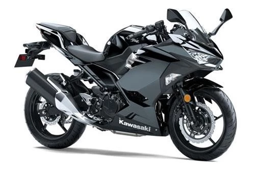 Kawasaki Ninja 400 ABS 2019 vẫn sở hữu thiết kế góc cạnh và hầm hố như thế hệ cũ. Khác biệt lớn nhất bộ tem mới giúp xe trông bắt mắt hơn. Khung xe được làm từ thép cường độ cao.