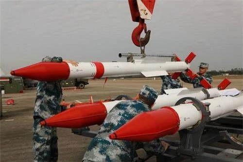 Không quân Trung Quốc khoe tên lửa không đối không R-77-1. Ảnh: Sina.