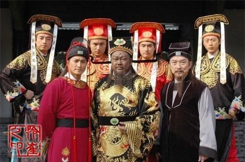Trong bộ phim "Bao Thanh Thiên", Bao Công có nhiều trợ thủ đắc lực như Vương Triều, Mã Hán, Trương Long, Triệu Hổ... nhưng các nhân vật này không tồn tại ngoài đời thực.