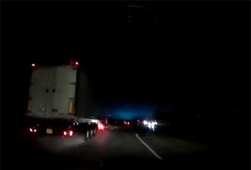 CLIP: Luồng sáng bí ẩn nghi người ngoài hành tinh xuất hiện trên bầu trời xứ Wales