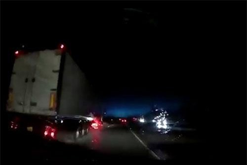 Luồng sáng xanh bí ẩn nghi UFO xuất hiện trên bầu trời xứ Wales