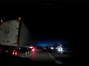 Luồng sáng xanh bí ẩn nghi UFO xuất hiện trên bầu trời xứ Wales