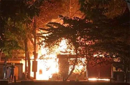 Thừa Thiên - Huế: Cháy xưởng gỗ, lửa lan sang quán cà phê và tiệm cắt tóc