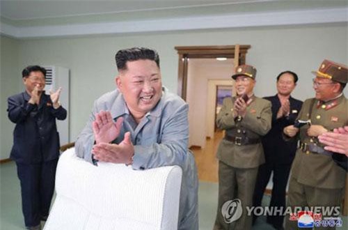 Ông Kim Jong-un tươi cười khi thị sát phóng tên lửa