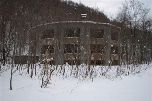 Ngôi trường Tròn bị ma ám nổi tiếng nhất Nhật Bản