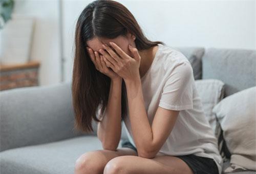 Biết tung tích những bình sữa mẹ mà chồng xin và mang về hàng ngày, tôi đau đớn khi nghĩ tới những lần con thỏ thẻ đòi ăn