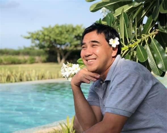 MC Quyền Linh tạo dáng "nàng thơ" ở hồ bơi, khéo khoe vợ đẹp như hoa hậu, con xinh ngang ngửa hot girl