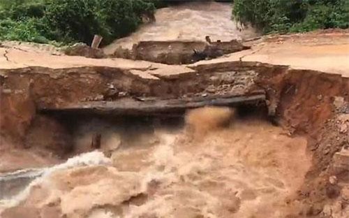 Hãi hùng khoảnh khắc cầu sập khiến nước lũ cuốn 2 quân nhân Campuchia