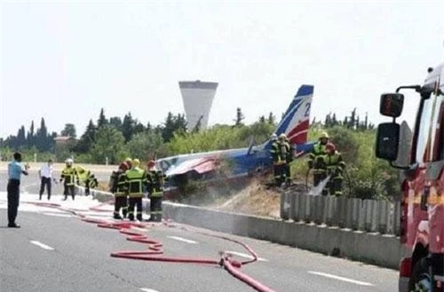 Máy bay trình diễn của Không quân Pháp rơi xuống đường cao tốc (Ảnh: RT)
