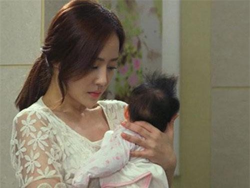 Khó chịu vì con dâu vừa đẻ đầy tháng đã về ngoại, mẹ chồng tôi phát ngượng sau một lần đến nhà thông gia thăm cháu