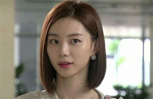 Bà cô bên chồng dè bỉu tôi vì không có bằng cấp, nhưng đến khi biết thu nhập của tôi thì đon đả bắt chuyện